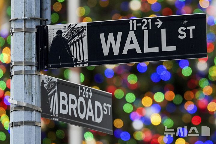 [뉴욕=AP/뉴시스] 미국 뉴욕 뉴욕증권거래소(NYSE) 인근 표지판. 2025.02.26.