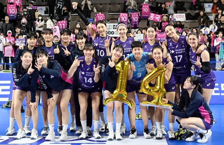 [서울=뉴시스] 프로배구 흥국생명 선수들이 13일 화성종합실내체육관에서 열린 도드람 2024~2025 V-리그 여자부 IBK기업은행과의 경기에서 승리한 뒤 14연승을 자축하고 있다. (사진=KOVO 제공) 2024.12.14. *재판매 및 DB 금지