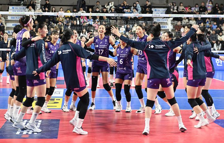 [서울=뉴시스] 프로배구 흥국생명 선수들이 13일 화성종합실내체육관에서 열린 도드람 2024~2025 V-리그 여자부 IBK기업은행과의 경기에서 승리를 확정한 뒤 환호하고 있다. (사진=KOVO 제공) 2024.12.14. *재판매 및 DB 금지