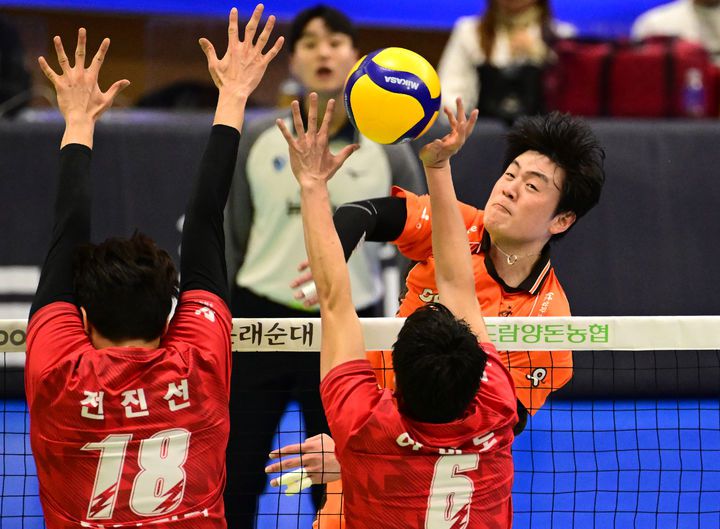 [서울=뉴시스] 프로배구 OK저축은행 송희채(오른쪽)가 13일 수원체육관에서 열린 도드람 2024~2025 V-리그 남자부 경기에서 한국전력을 상대로 공격을 시도하고 있다. (사진=KOVO 제공) 2024.12.13. *재판매 및 DB 금지