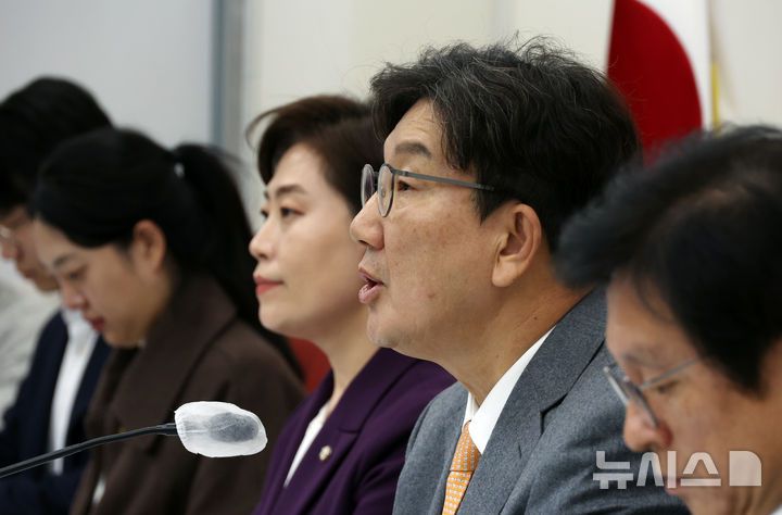 [서울=뉴시스] 고승민 기자 = 권성동 국민의힘 원내대표가 13일 서울 여의도 국회에서 현안관련 기자간담회를 하고 있다. 2024.12.13. kkssmm99@newsis.com