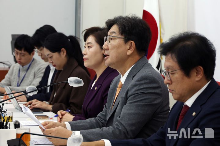 [서울=뉴시스] 고승민 기자 = 권성동 국민의힘 원내대표가 13일 서울 여의도 국회에서 현안관련 기자간담회를 하고 있다. 2024.12.13. kkssmm99@newsis.com