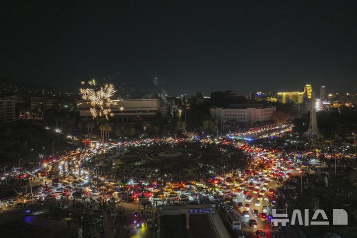 [다마스쿠스=AP/뉴시스] 13일(현지시각) 시리아 다마스쿠스에서 바샤르 알아사드 정권 축출 이후 첫 금요 예배를 마친 시리아인들이 우마이야 광장에 모여 정권 붕괴를 축하하고 있다. 2024.12.14.