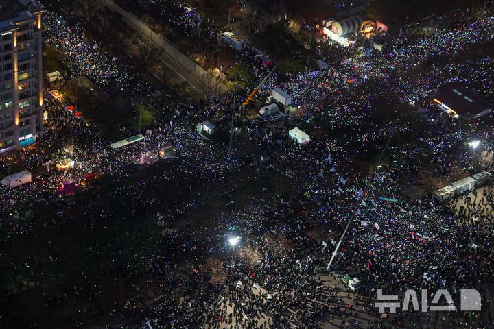 [서울=뉴시스] 김선웅 기자 = 윤석열 대통령에 대한 국회 탄핵소추안이 가결된 14일 서울 여의도 국회의사당 앞에서 열린 촛불집회에서 시민들이 대통령 퇴진을 촉구하고 있다. 2024.12.14. mangusta@newsis.com