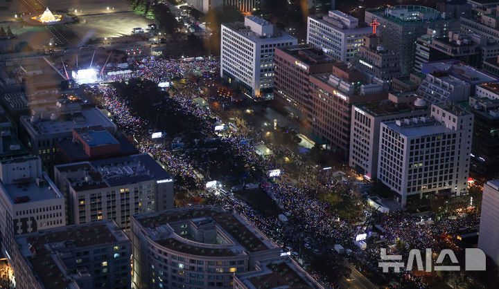 [서울=뉴시스] 김선웅 기자 = 윤석열 대통령에 대한 국회 탄핵소추안이 가결된 14일 서울 여의도 국회의사당 앞에서 열린 촛불집회에서 시민들이 대통령 퇴진을 촉구하고 있다. 2024.12.14. mangusta@newsis.com