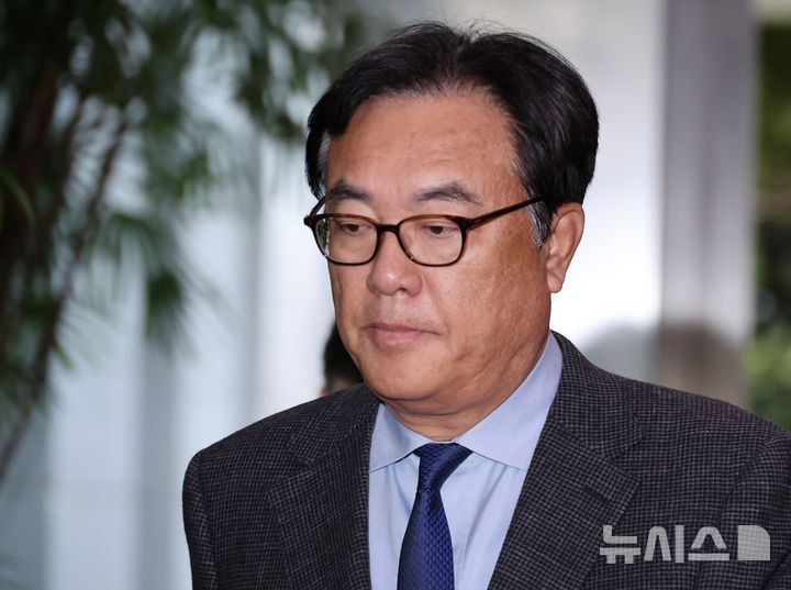 [서울=뉴시스] 김명원 기자 = 정진석 대통령실 비서실장이 지난해 12월 15일 서울 종로구 정부서울청사에서 한덕수 대통령 권한대행 겸 국무총리를 만난후 나서고 있다. 2024.12.15. kmx1105@newsis.com