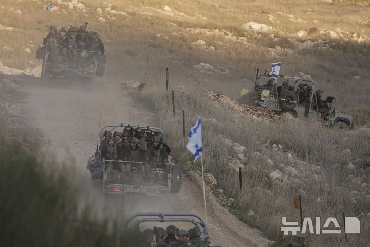 [마즈달 샴스=AP/뉴시스] 지난 15일(현지시각) 이스라엘 군인들이 골란고원에 있는 마즈달 샴스 마을에서 시리아와 완충지대인 '알파 라인'으로 이동하고 있다. 이스라엘은 1974년 골란고원 아래쪽에 시리아와 경계선인 '알파 라인'을 설정하고 이를 중심으로 비무장 완충지대를 조성했다. 2024.12.17.