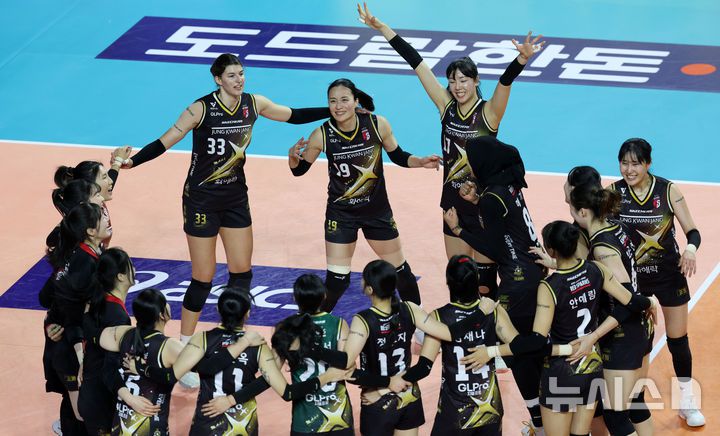 [인천=뉴시스] 홍효식 기자 = 지난해 12월17일 인천삼산월드체육관에서 열린 2024-2025 V-리그 여자부 흥국생명과 정관장의 경기, 1-3(22-25, 23-25, 25-14, 22-25)으로 승리한 정관장 선수들이 기뻐하고 있다. 이날 정관장의 승리로 흥국생명의 15연승을 저지했다. 2024.12.17. yesphoto@newsis.com