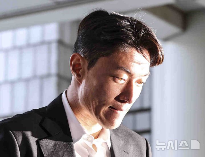 [서울=뉴시스] 김근수 기자 = 축구선수 황의조가 지난해 12월18일 서울 서초구 서울중앙지법에서 열린 불법촬영 등 혐의 2차공판에 출석하고 있다. 2024.12.18. ks@newsis.com