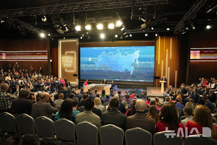 [AP/뉴시스] 푸틴의 연말 기자회견 겸 전화답변 쇼 현장