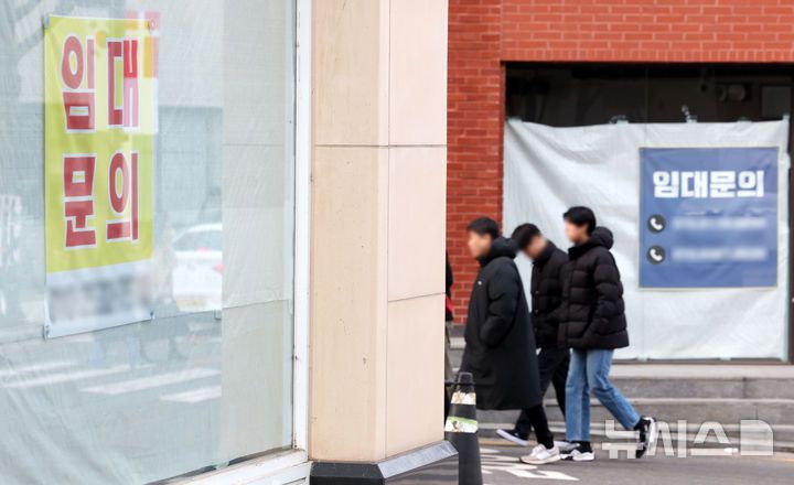 [서울=뉴시스] 홍효식 기자 = 경기 침체 여파로 소상공인 폐업 공제금 지급 규모가 올해 1조3000억 원을 넘어 사상 최대를 기록했다. 25일 중소기업중앙회에 따르면 올해 노란우산 폐업 공제금은 지난달까지 1조3019억원이 지급됐다. 지난해 같은 기간 지급액인 1조1820억원보다 10.1% 증가한 것으로 역대 최대다.25일 서울 강남구 가로수길 상가에 임대 문구가 부착되어 있다. 2024.12.25. yesphoto@newsis.com