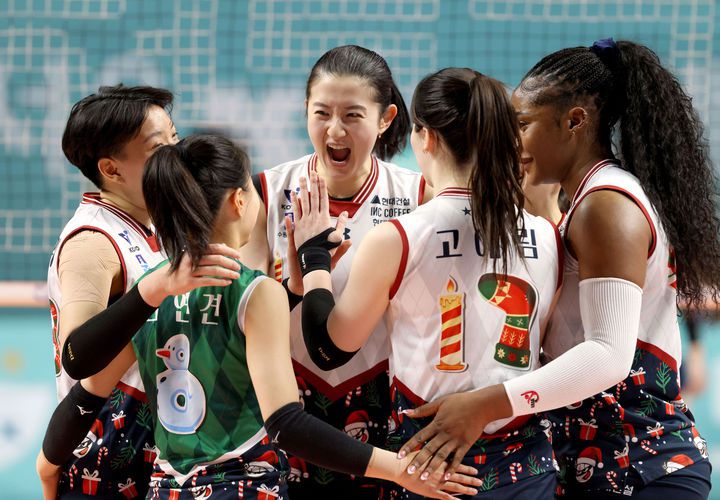 [서울=뉴시스] 김진아 기자 = 지난해 12월25일 서울 장충체육관에서 열린 도드람 2024~2025시즌 V리그 여자부 현대건설과 GS칼텍스의 경기, 현대건설 선수들이 득점 후 기뻐하고 있다. (사진=현대건설 배구단 제공) 2024.12.25. photo@newsis.com *재판매 및 DB 금지