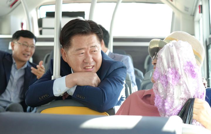 [제주=뉴시스] 오영훈 제주도지사는 7월 29일 그린수소버스를 타고 민생투어를 했다. (사진=뉴시스DB) photo@newsis.com   *재판매 및 DB 금지