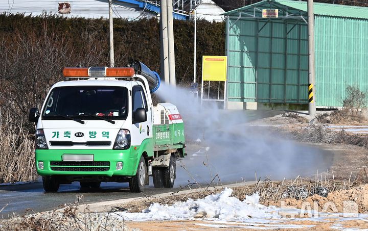 [여주=뉴시스] 김종택 기자 = 사진은 지난해 12월27일 고병원성 조류인플루엔자(AI)가 발생한 경기 여주시 흥천면 한 산란계 농장 인근에서 방역차량이 방역작업을 하고 있는 모습. 2024.12.27. jtk@newsis.com