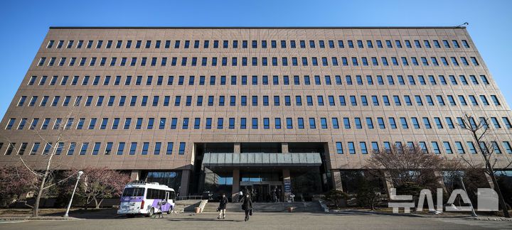 [서울=뉴시스] 정병혁 기자 =고위공직자범죄수사처(공수처)가 최근 경찰로부터 이첩받은 현직 전주지법 부장판사의 뇌물 의혹 사건에 대한 강제수사에 착수했다. 경기 과천시 고위공직자범죄수사처의 모습. 2024.12.29. jhope@newsis.com