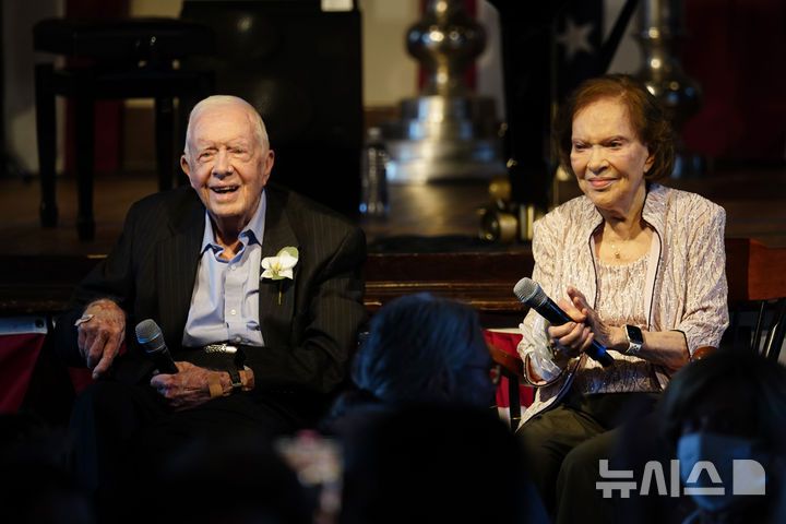 [플레인스=AP/뉴시스] 지미 카터 전 미국 대통령(39대)이 조지아주 플레인스 자택에서 별세했다. 향년 100세. 역대 미 대통령 중 최장수 기록을 세운 카터 전 대통령은 퇴임 후 다양한 평화·인권 활동으로 ‘가장 훌륭한 전직 대통령’이란 평가를 받으며 2002년에는 '노벨 평화상'을 받았다. 사진은 카터 전 대통령과 부인 로잘린 여사가 2021년 7월 10일 조지아주 플레인스에서 결혼 75주년 행사에 참석한 모습. 2024.12.30.