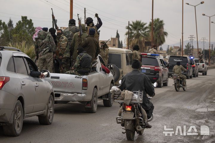 [아드라=AP/뉴시스] 지난 해 12월 30일 시리아 다마스쿠스 외곽 아드라에서 시리아 과도 정부 보안군이 바샤르 아사드 정권 당시 민병대로 활동한 사람들에 대한 체포 작전에 나서고 있다. 2025. 02.11.