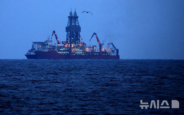 [포항=뉴시스] 이무열 기자 = 경북 포항 앞바다 심해에 매장된 약 140억 배럴 규모의 석유와 천연가스를 채취하기 위해 웨스트 카펠라호가 시추 작업을 하고 있다. 대왕고래 유망구조에서 진행되는 이번 대왕고래 프로젝트가 경북을 대한민국 에너지 산업의 핵심 지역으로 성장시키는 중요한 발판이 되기를 기원한다. 2024년 12월 경북 포항시 남동쪽 대왕고래 유망구조에서. 2025.01.01. lmy@newsis.com