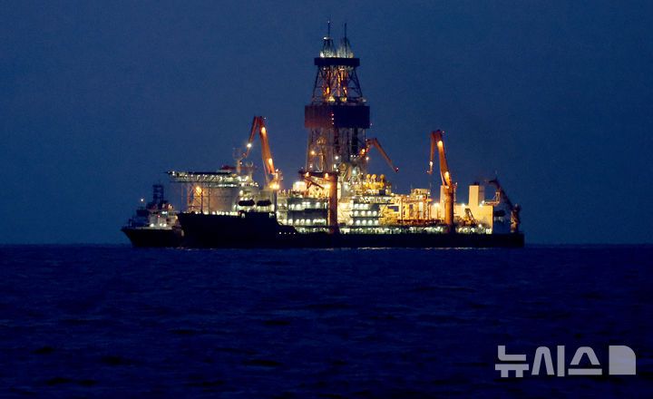 [포항=뉴시스] 이무열 기자 = 경북 포항 앞바다 심해에 매장된 약 140억 배럴 규모의 석유와 천연가스를 채취하기 위해 웨스트 카펠라호가 시추 작업을 하고 있다. 대왕고래 유망구조에서 진행되는 이번 대왕고래 프로젝트가 경북을 대한민국 에너지 산업의 핵심 지역으로 성장시키는 중요한 발판이 되기를 기원한다. 2024년 12월 경북 포항시 남동쪽 대왕고래 유망구조에서. 2025.01.01. lmy@newsis.com