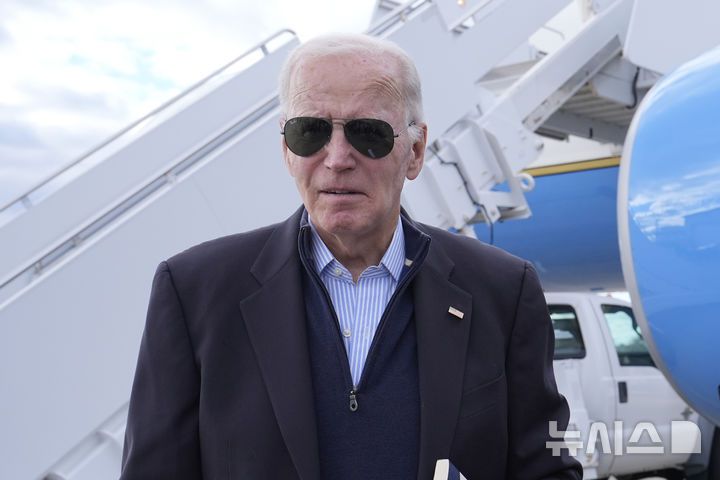 [뉴캐슬=AP/뉴시스]조 바이든 미국 대통령이 1일(현지시각) 델라웨어 뉴캐슬슬 공군기지 비행장에서 기자들과 대화하고 있다. 2025.01.07.