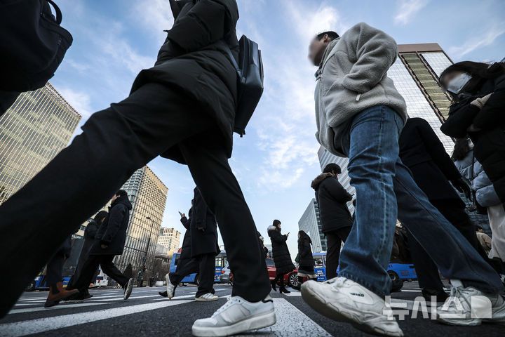 [서울=뉴시스] 정병혁 기자 = 사진은 지난달 2일 서울 종로구 광화문네거리에서 직장인들이 출근하고 있는 모습. 2025.01.02. jhope@newsis.com