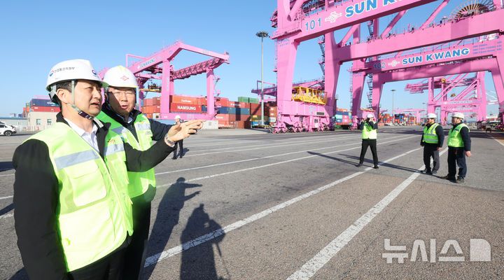 [인천=뉴시스] 전진환 기자 = 안덕근 산업통상자원부장관이 2일 오후 신년을 맞아 인천 연수구 인천신항 선광신컨테이너 터미널을 찾아 수출현장을 점검하고 있다. 2025.01.02. amin2@newsis.com