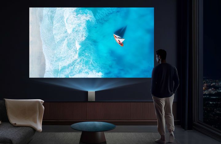 [서울=뉴시스]초소형 'LG 시네빔 쇼츠(PU615U)'로 가까운 거리에서 대화면을 투사해 콘텐츠를 감상하고 있다. (사진 = LG전자) 2025.01.03. photo@newsis.com   *재판매 및 DB 금지