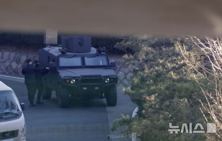 [서울=뉴시스] 최동준 기자 = 고위공직자범죄수사처(공수처)가 윤석열 대통령 체포영장 집행을 시도한 3일 서울 용산구 관저 입구 안에서 소형전술차량이 이동하고 있다. 2025.01.03. photocdj@newsis.com