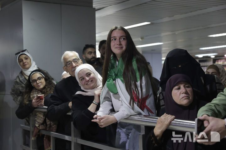 [AP/뉴시스] 카타르 도하에서 첫 국제선이 도착한 다마스쿠스 공항 도착장 모습