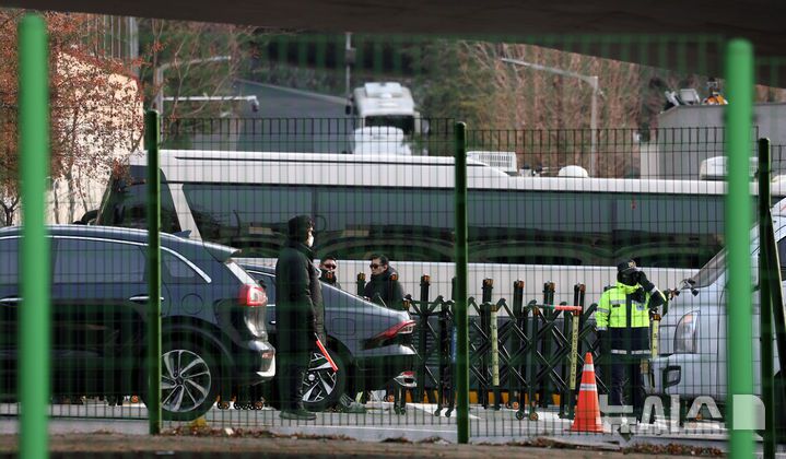 [서울=뉴시스] 홍효식 기자 = 법원이 내란 우두머리(수괴) 혐의를 받는 윤석열 대통령에 대한 체포영장을 재발부하면서 체포영장 기한이 연장된 가운데 8일 서울 용산구 대통령 관저 출입구에 경비가 삼엄하다. 2025.01.08. yesphoto@newsis.com