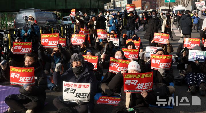 [서울=뉴시스] 홍효식 기자 = 8일 오후 서울 용산구 대통령 관저 인근에서 촛불행동 등 참가자들이 탄핵 촉구 집회를 하고 있다. 2025.01.08. yesphoto@newsis.com