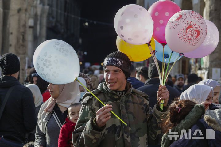 [다마스쿠스=AP/뉴시스] 1월 9일 시리아 다마스쿠스 구시가지에서 한 남성이 풍선을 팔고 있다. 2025.02.14.