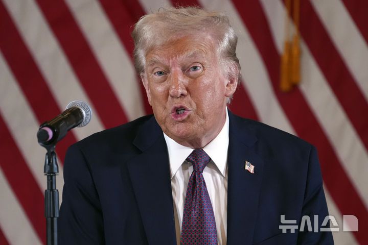 [팜비치=AP/뉴시스] 도널드 트럼프 미국 대통령 당선인이 지난 9일(현지시각) 미국 플로리다주 팜비치 마러라고에서 열린 공화당 소속 주지사들과의 회의에서 발언하고 있다. 2025.01.15.