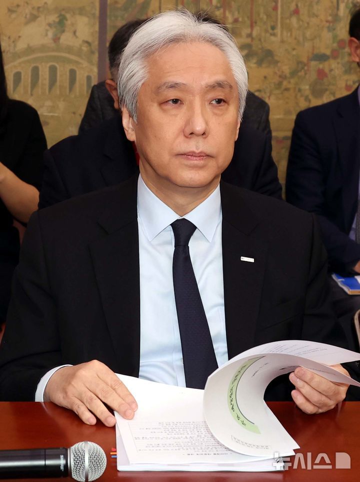 [서울=뉴시스] 조성봉 기자 = 김대진 한국예술종합학교 총장이 10일 오전 서울 여의도 국회에서 열린 문화체육관광위원회 전체회의에서 답변자료를 검토하고 있다. 2025.01.10. suncho21@newsis.com