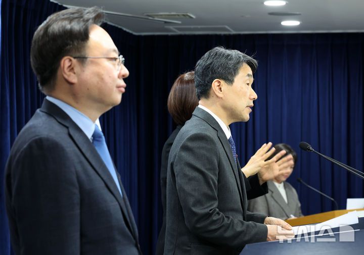 [서울=뉴시스] 배훈식 기자 = 이주호(오른쪽) 사회부총리 겸 교육부 장관과 조규홍 보건복지부 장관이 지난 10일 오후 서울 종로구 정부서울청사에서 '의료계와 의학교육계에 드리는 말씀' 브리핑을 하고 있다. 2025.01.10. dahora83@newsis.com