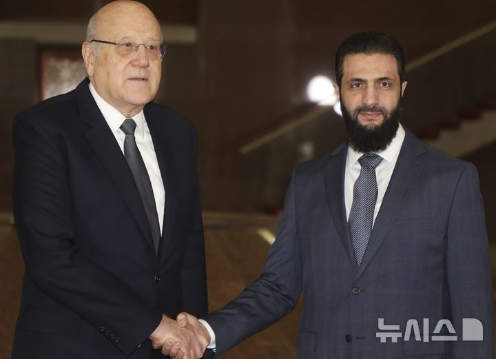 [다마스쿠스=AP/뉴시스]   시리아를 방문한 나지브 미카티 레바논 총리(왼쪽)를 1월11일 시리아 과도정부 실권자 아메드 알샤라( 현재 임시대통령)가 만나서 악수하고 있다. 2025.01.31.