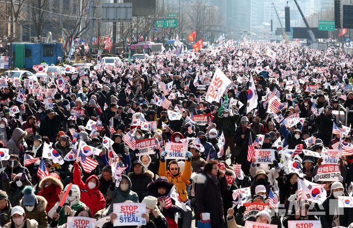 [서울=뉴시스] 김진아 기자 = 대한민국바로세우기국민운동본부(대국본) 11일 서울 종로구 동화면세점 인근에서 윤석열 대통령 탄핵 반대 집회 하고 있다. 2025.01.11. bluesoda@newsis.com