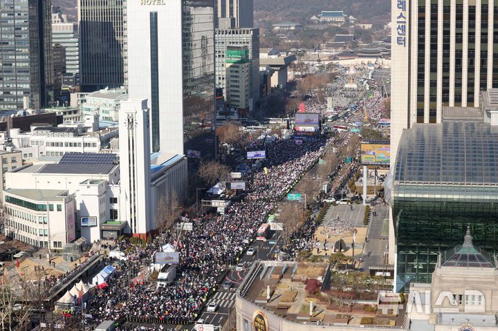 [서울=뉴시스] 김진아 기자 = 대한민국바로세우기국민운동본부(대국본) 11일 서울 종로구 동화면세점 인근에서 윤석열 대통령 탄핵 반대 집회 하고 있다. 2025.01.11. bluesoda@newsis.com