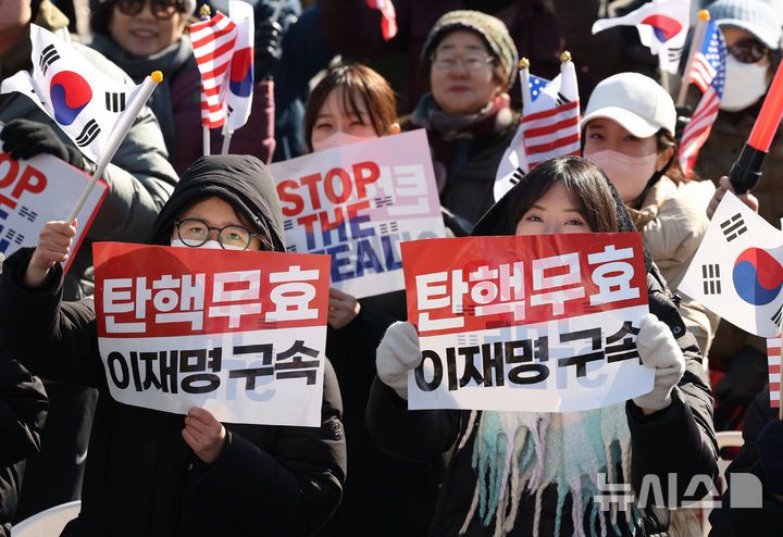 [서울=뉴시스] 김진아 기자 = 대한민국바로세우기국민운동본부(대국본) 11일 서울 종로구 동화면세점 인근에서 윤석열 대통령 탄핵 반대 집회 하고 있다. 2025.01.11. bluesoda@newsis.com