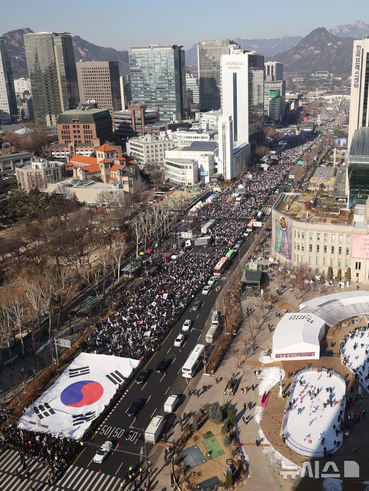 [서울=뉴시스] 김진아 기자 = 대한민국바로세우기국민운동본부(대국본) 11일 서울 종로구 동화면세점 인근에서 윤석열 대통령 탄핵 반대 집회 하고 있다. 2025.01.11. bluesoda@newsis.com