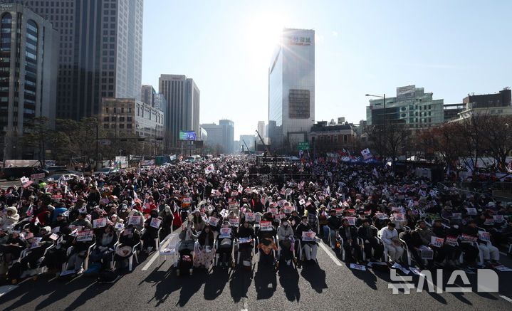 [서울=뉴시스] 김진아 기자 = 대한민국바로세우기국민운동본부(대국본) 11일 서울 종로구 동화면세점 인근에서 윤석열 대통령 탄핵 반대 집회 하고 있다. 2025.01.11. bluesoda@newsis.com