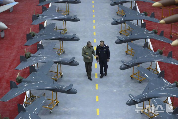 [AP/뉴시스] 이란 국방부가 지난 1월 제공한 사진에 압돌라힘 무사비 이란군 총사령관(왼쪽)과 아지즈 나시르자데 국방장관이 미상의 장소에서 대화하고 있다. (사진=뉴시스DB). 이란 정부는 유엔에 이스라엘과 미국의 최근 이란 핵시설과 민간 주거지 폭격을 이유로 "침략국"으로 처벌해 줄 것을 촉구했다.  2025.06.30.