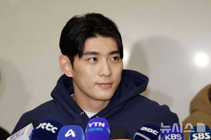 [인천공항=뉴시스] 최동준 기자 = 샌프란시스코 자이언츠 이정후가 13일 메이저리그 두 번째 시즌을 준비하기 위해 인천국제공항을 통해 출국하며 취재진 질문에 답변하고 있다. 2025.01.13. photocdj@newsis.com