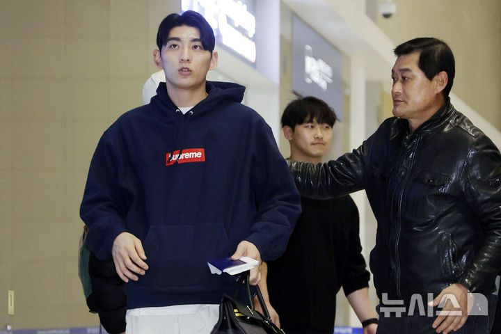 [인천공항=뉴시스] 최동준 기자 = 샌프란시스코 자이언츠 이정후가 13일 메이저리그 두 번째 시즌을 준비하기 위해 인천국제공항을 통해 출국하며 아버지 이종범 코치와 인사하고 있다. 2025.01.13. photocdj@newsis.com