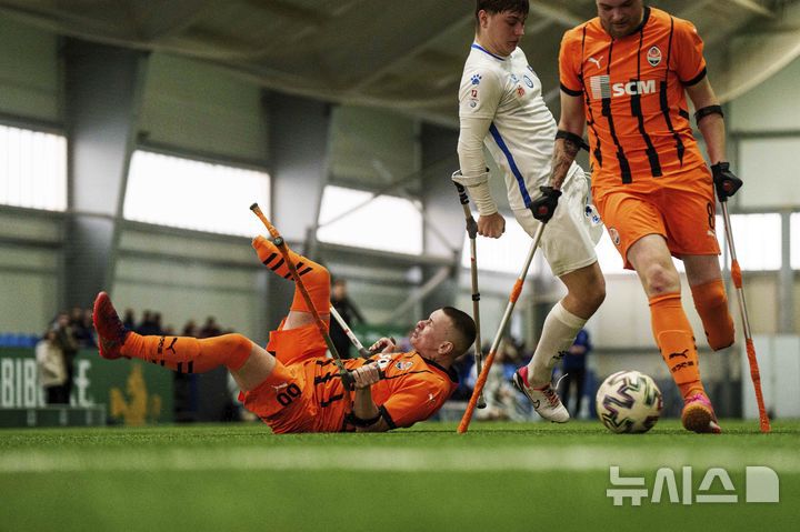 [키이우=AP/뉴시스] 11일(현지 시간) 우크라이나 키이우에서 열린 우크라이나 최초 절단 장애인 축구 선수권 대회에 참가한 선수들이 볼다툼을 하고 있다. 이들은 러시아-우크라이나 전쟁에서 신체 한 부분을 잃은 사람들로 각 팀 당 6명의 스트라이커와 1명의 골키퍼로 구성됐다. 2025.01.14.