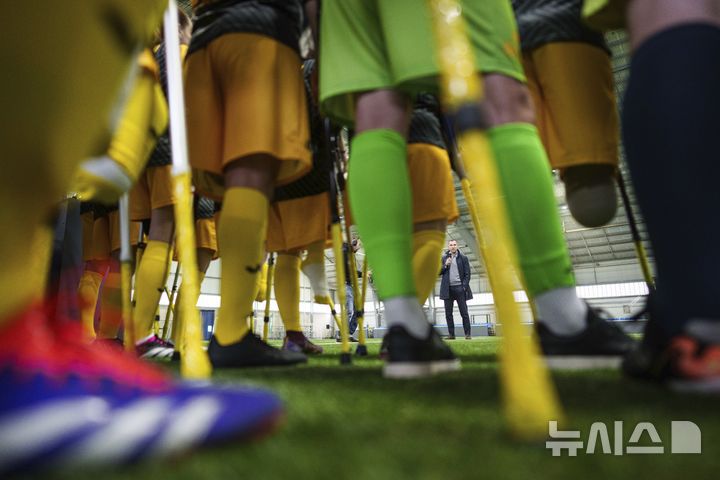 [키이우=AP/뉴시스] 11일(현지 시간) 우크라이나 키이우에서 열린 우크라이나 최초 절단 장애인 축구 선수권 대회에 참가한 선수들이 안드리 셰브첸코 우크라이나 축구 협회장의 발언을 듣고 있다. 이들은 러시아-우크라이나 전쟁에서 신체 한 부분을 잃은 사람들로 각 팀 당 6명의 스트라이커와 1명의 골키퍼로 구성됐다. 2025.01.14.