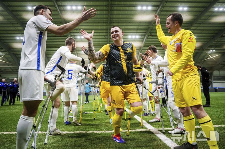 [키이우=AP/뉴시스] 12일(현지 시간) 우크라이나 키이우에서 열린 우크라이나 최초 절단 장애인 축구 선수권 대회에 참가한 선수들이 인사하고 있다. 이들은 전쟁에서 신체 한 부분을 잃은 사람들로 각 팀 당 6명의 스트라이커와 1명의 골키퍼로 구성됐다. 2025.01.14.
