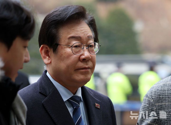 [서울=뉴시스] 홍효식 기자 = 이재명 더불어민주당 대표가 14일 서울 서초구 서울중앙지방법원에서 열린 대장동 배임 및 성남FC 뇌물 의혹 63차 공판에 출석하고 있다. 2025.01.14. yesphoto@newsis.com