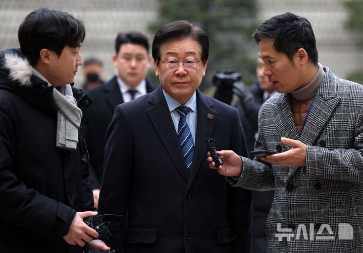 [서울=뉴시스] 홍효식 기자 = 이재명 더불어민주당 대표가 14일 서울 서초구 서울중앙지방법원에서 열린 대장동 배임 및 성남FC 뇌물 의혹 63차 공판에 출석하고 있다. 2025.01.14. yesphoto@newsis.com