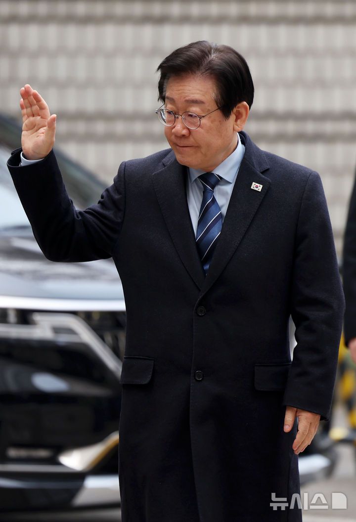 [서울=뉴시스] 홍효식 기자 = 이재명 더불어민주당 대표가 14일 서울 서초구 서울중앙지방법원에서 열린 대장동 배임 및 성남FC 뇌물 의혹 63차 공판에 출석하며 지지자들에게 인사하고 있다. 2025.01.14. yesphoto@newsis.com